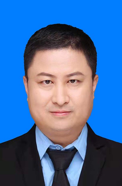 ֣
